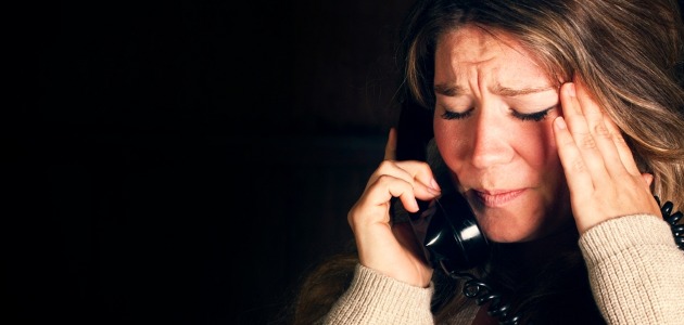 fille triste au t�l�phone